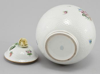 LOCKURNA, porslin, Herend, Ungern, 1900-talets andra hälft.