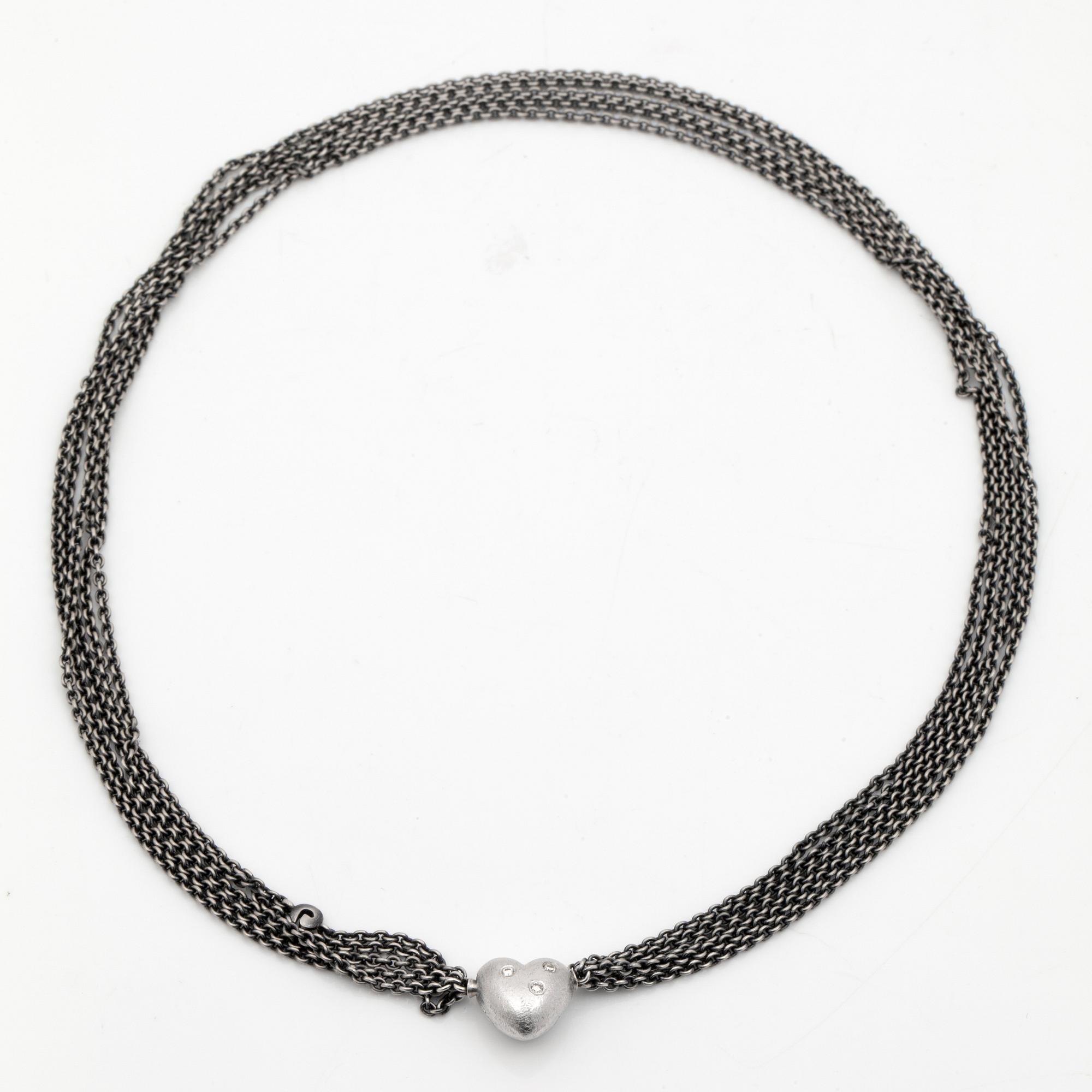 COLLIER, Ole Lynggaard, femradig oxiderad silverlänk, med lås i form av ett hjärta med diamanter.