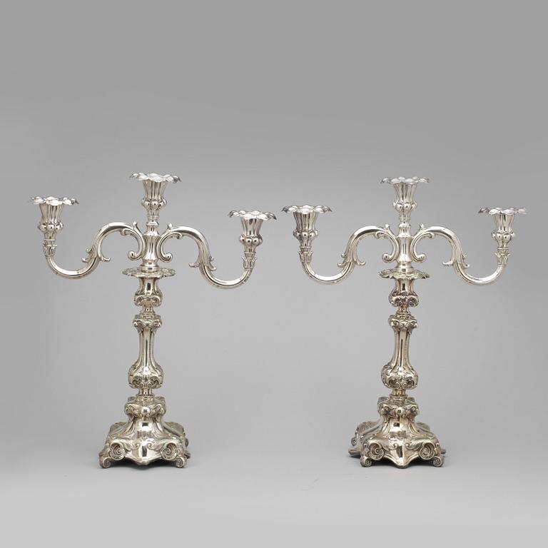 KANDELABRAR, ett par. Nysilver. Rokokostil, 1900-tal.