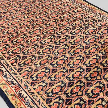 A carpet from Mahal, around 321 x 150 cm.