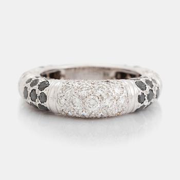 436. An 18K white gold Grisogono ring set with round brilliant-cut diamonds.