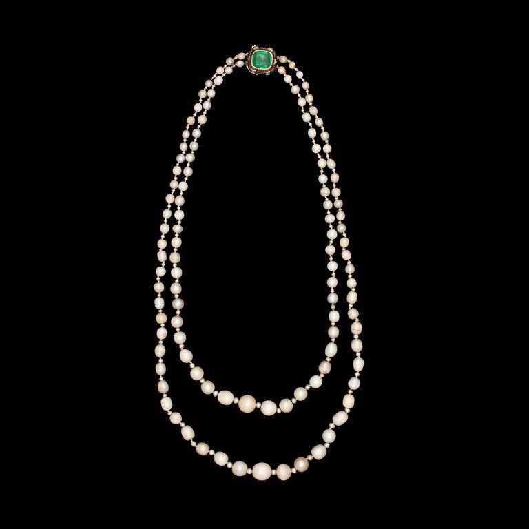 COLLIER, två rader naturliga sötvattenspärlor, 114 st, 11-4,7 mm, med smaragdlås. Stockholm 1935.