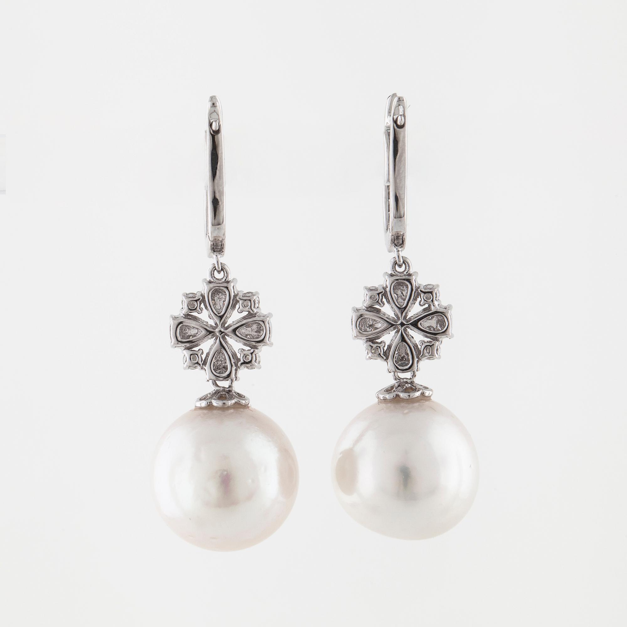 ÖRHÄNGEN, med odlade pärlor och briljantslipade diamanter.
