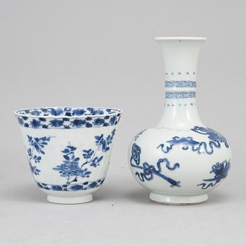 A blue and white vase and cup, Qing dynasty, Kangxi (1662-1722).