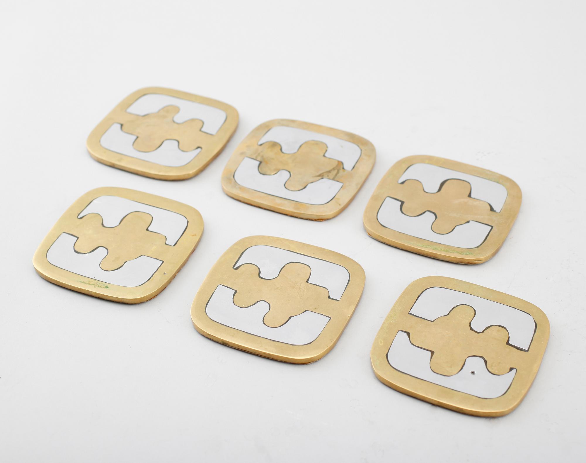 BRICKA SAMT UNDERLÄGG, 6 st, mässing och metall, David Marshall, Spanien, 1900-talets andra hälft.