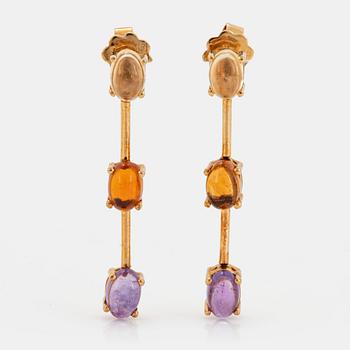 976. A pair of 18K gold earrings set with cabochon-cut citrines and amethysts.