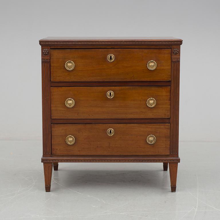 BYRÅ, sengustaviansk, omkring sekelskiftet 1800.