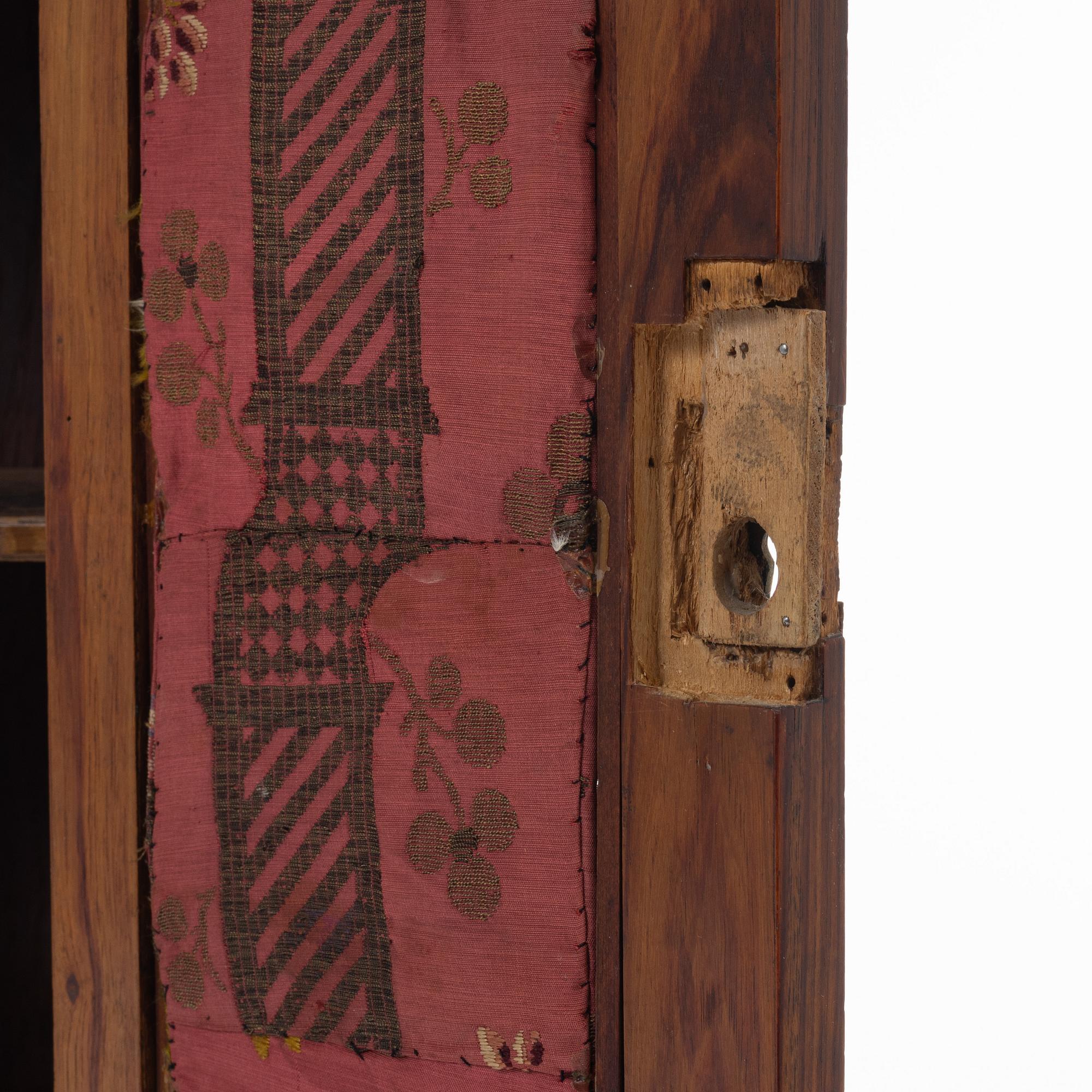 A wall-hanged small cabinet, 18th/19th century.