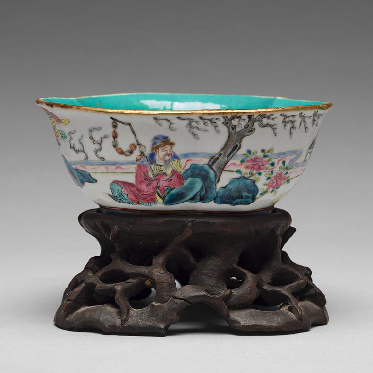 A famille rose bowl, Qing dynasty, circa 1900.