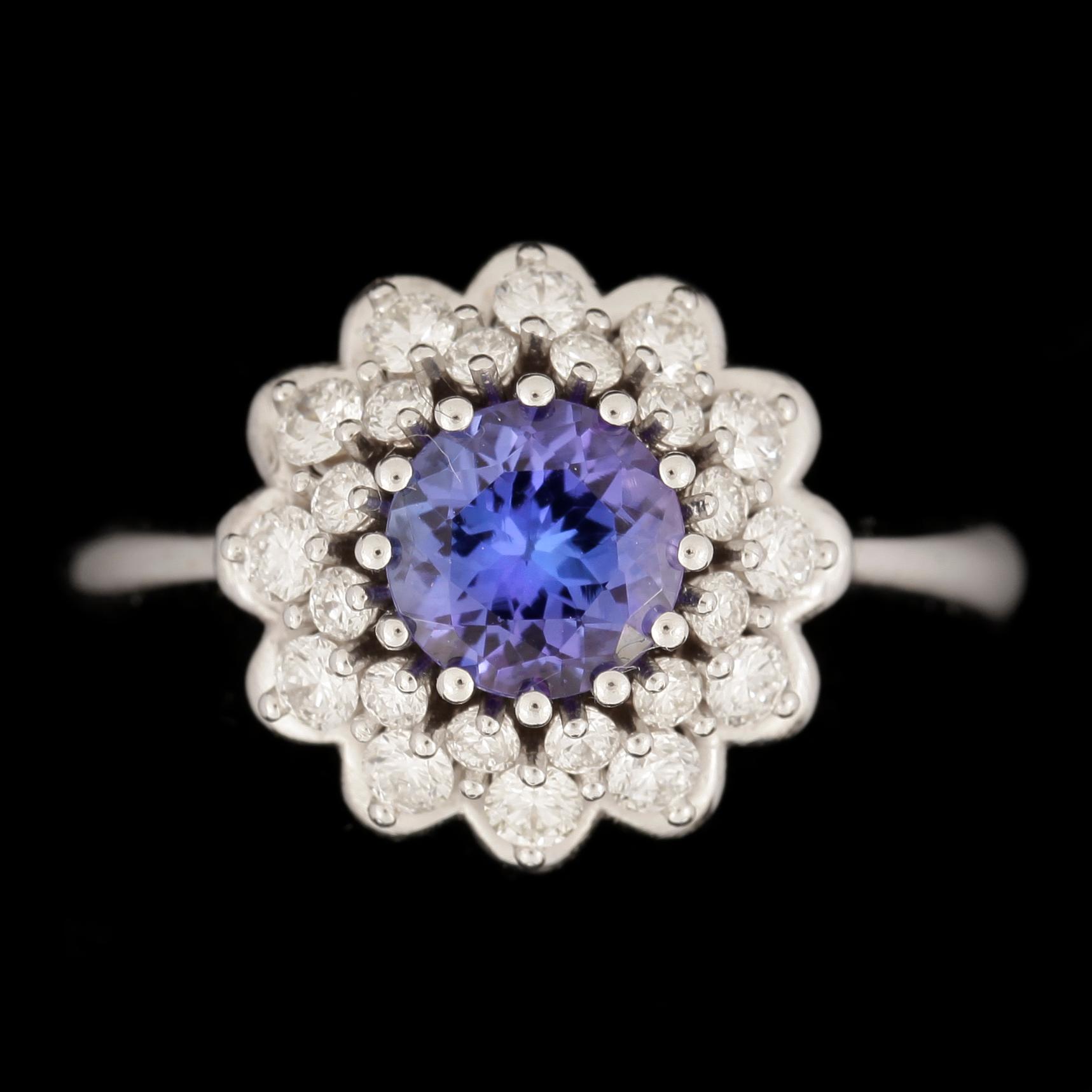 RING, 18k vitguld med tanzanit ca 0,95ct samt briljantslipade diamater tot ca 0,56ct. Vikt ca 5,81 gram.