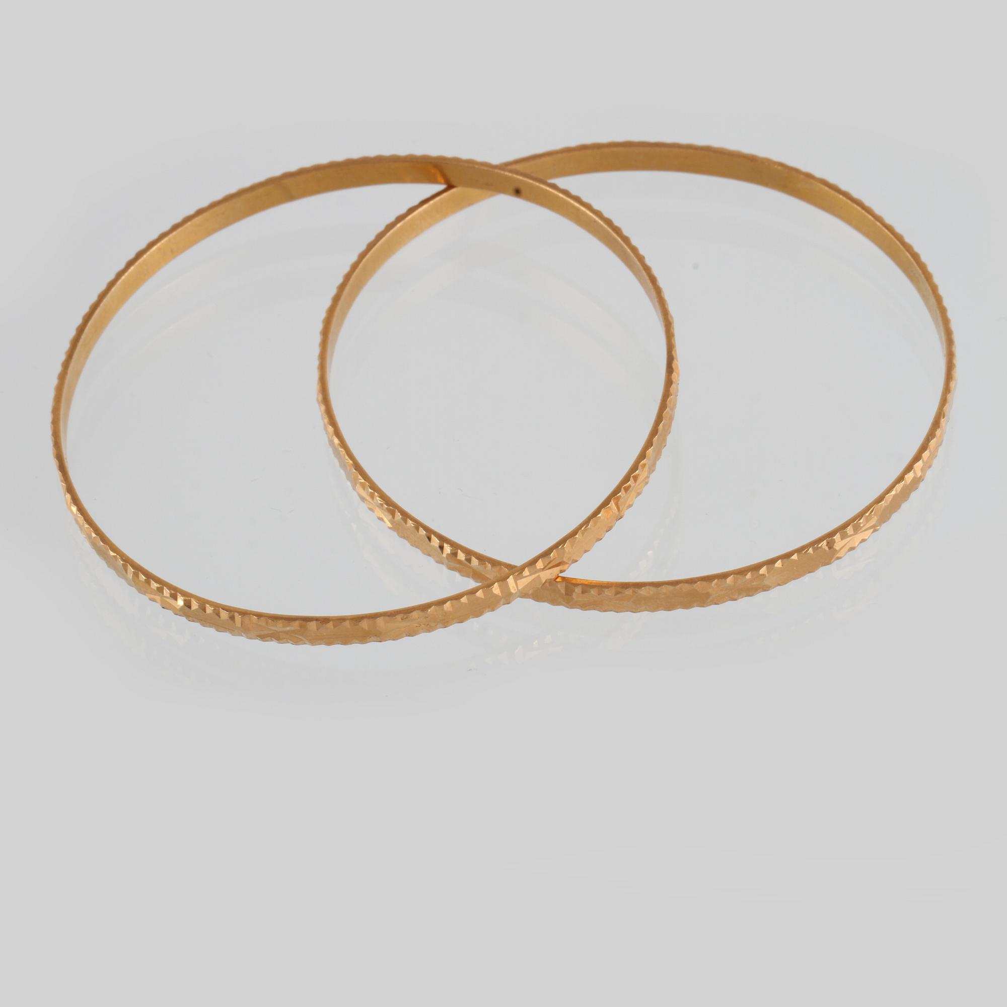 ARMRINGAR, 2 st, 18K guld, utländska stämplar. Vikt 28 gram.