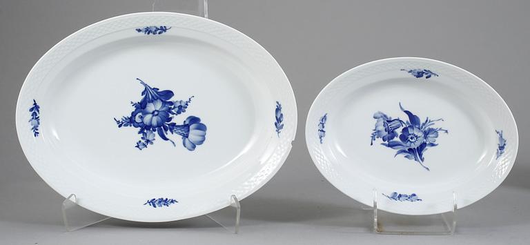 MATSERVIS, porslin, 38 delar, "Blå blomst", Royal Copenhagen.