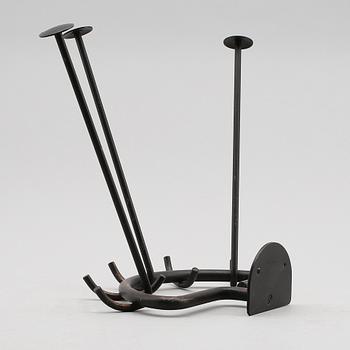 KLÄDHÄNGARE, lackerad metall, Ystad Metall, 1900-talets andra hälft.