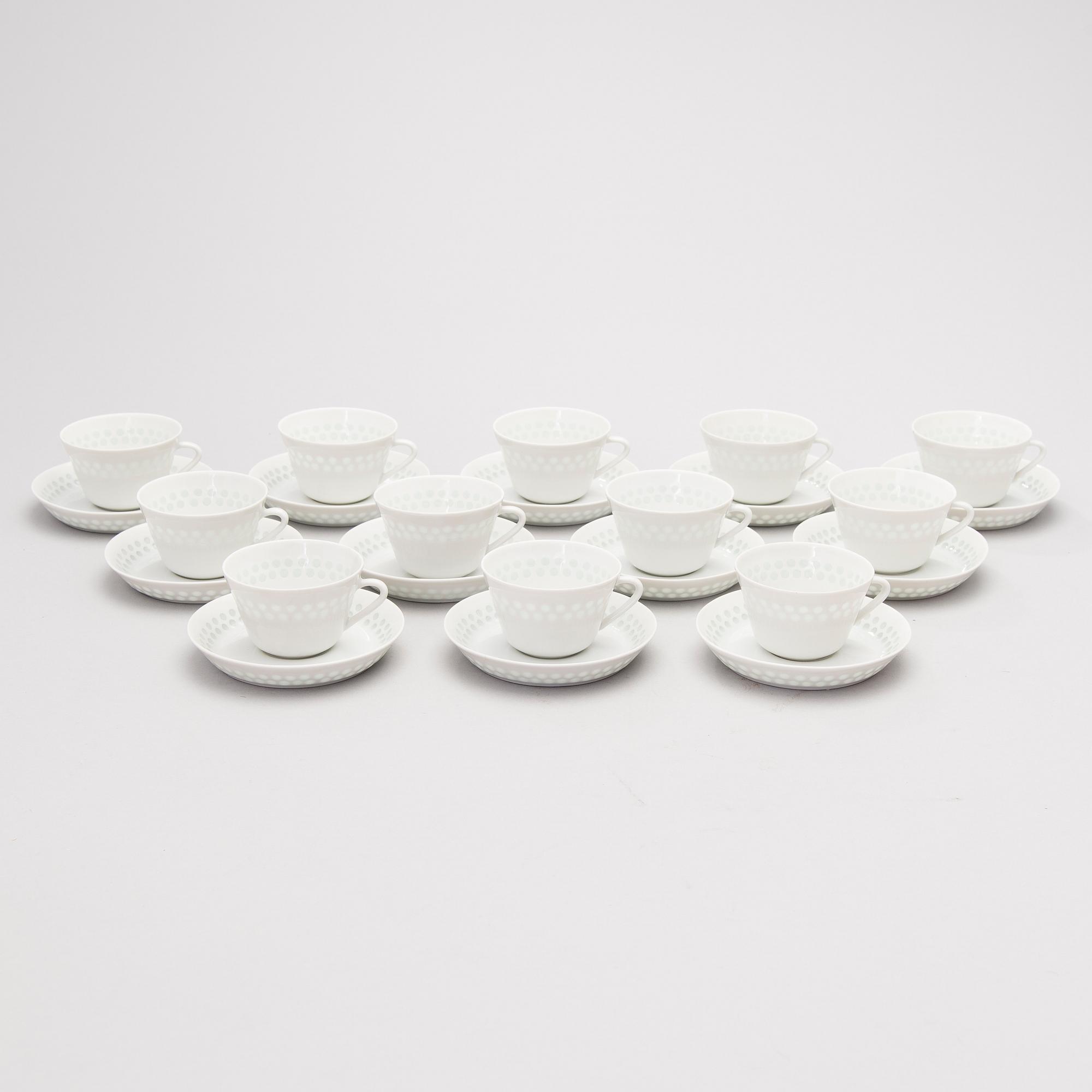 FRIEDL HOLZER-KJELLBERG, ASTIASTO, 34 osaa, "Helmi", riisiposliinia, signeeratut F.H.Kj. Arabia Finland.