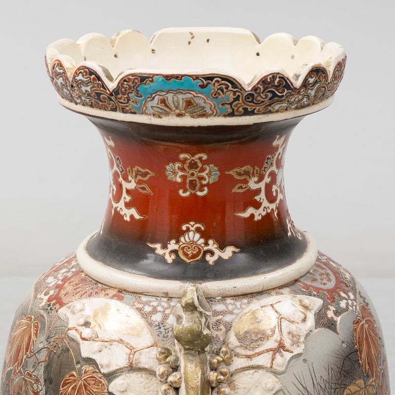 A porcelian japanese floor vase from around year 1900.