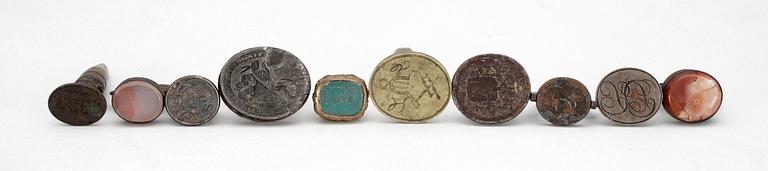 SIGILL, 10 st, mässing, järn, vitmetall samt sten, 17/1800-tal.