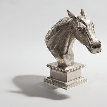 SKULPTUR, vitmetall, sent 1900-tal.