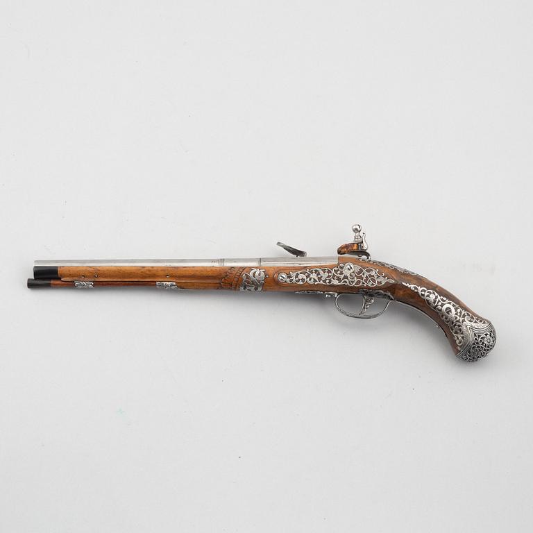 Flintlock pistol, signed Ivan Garatto. Brescia 17th century.