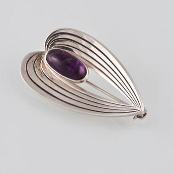 BROSCH, sterlingsilver med cabochonslipad ametist,  Vikt 4,5 gram.