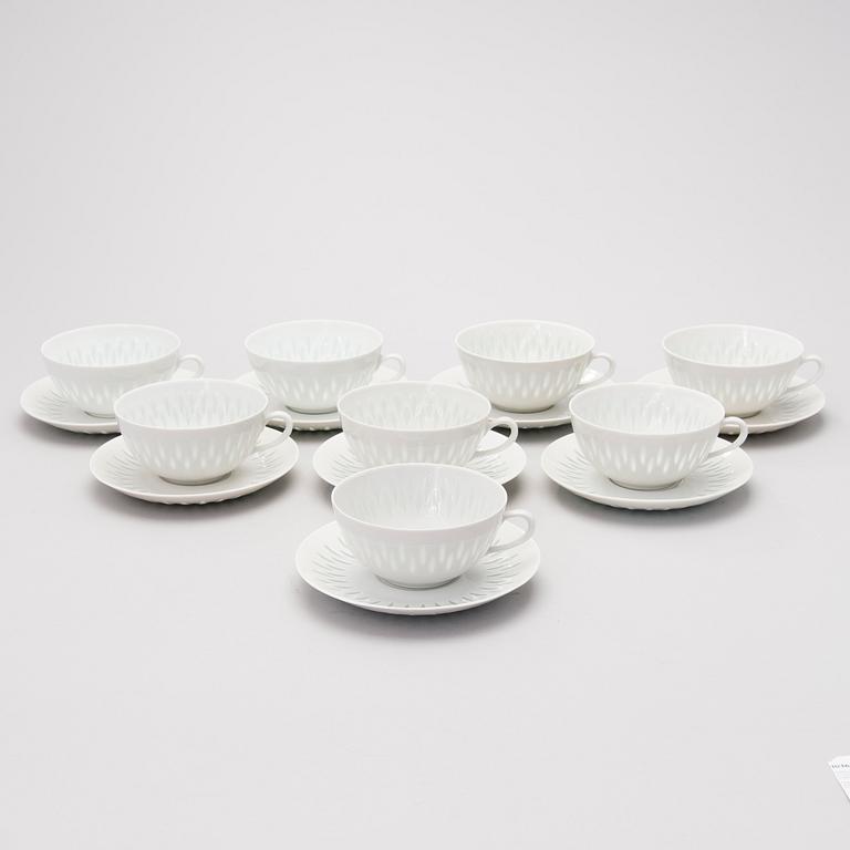 A 40-piece set of tableware in porcelain, signed F.H.Kj. Finland Arabia.