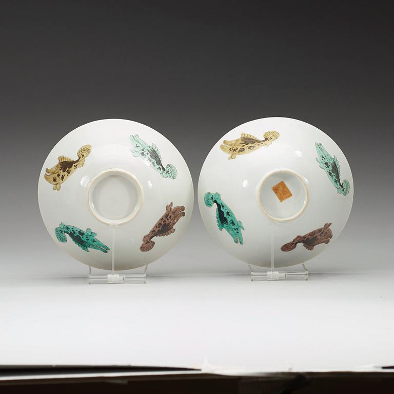 SKÅLAR, ett par, porslin. Qing dynastin, Kangxi (1662-1722), med Yongle fyra karaktärers märke.