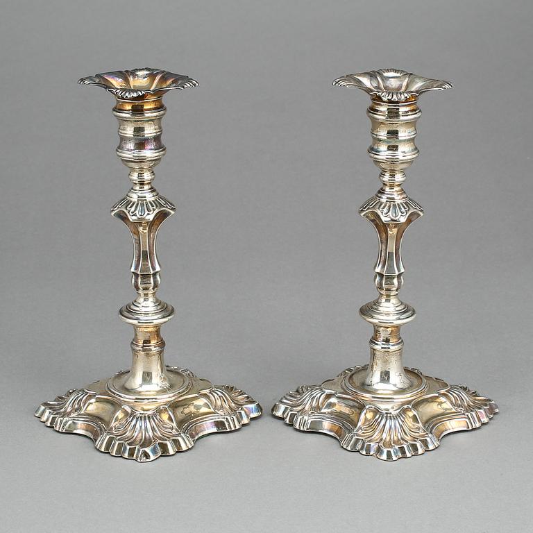 LJUSSTAKAR, ett par, silver, möjligen Harrison Brothers & Howson, Sheffield, England 1830.