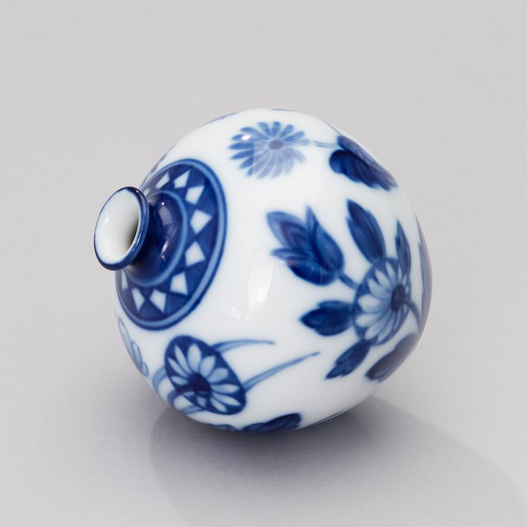 A signed porcelain vase, Arabia, Finland 1928-1932.