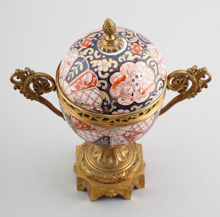 LOCKURNA, porslin, Imari, 1900-talets första hälft.
