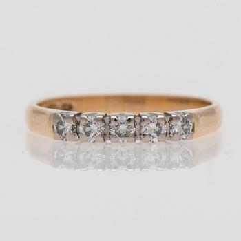 RING, briljantslipade diamanter, 18K guld. A. Tillander 2001.