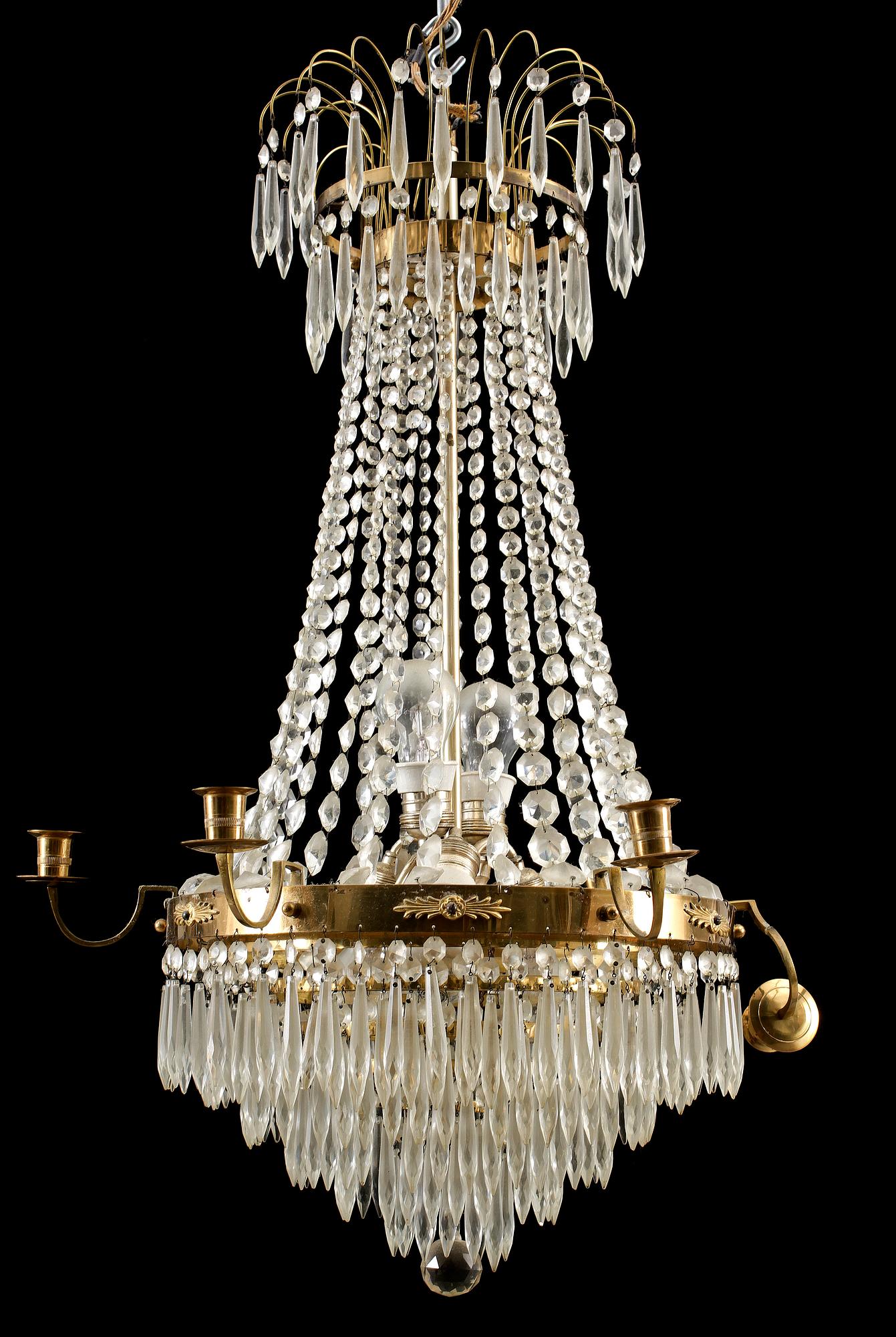 KATTOKRUUNU, empiretyylinen, 1900-luvun loppupuoli. Korkeus n. 85 cm.