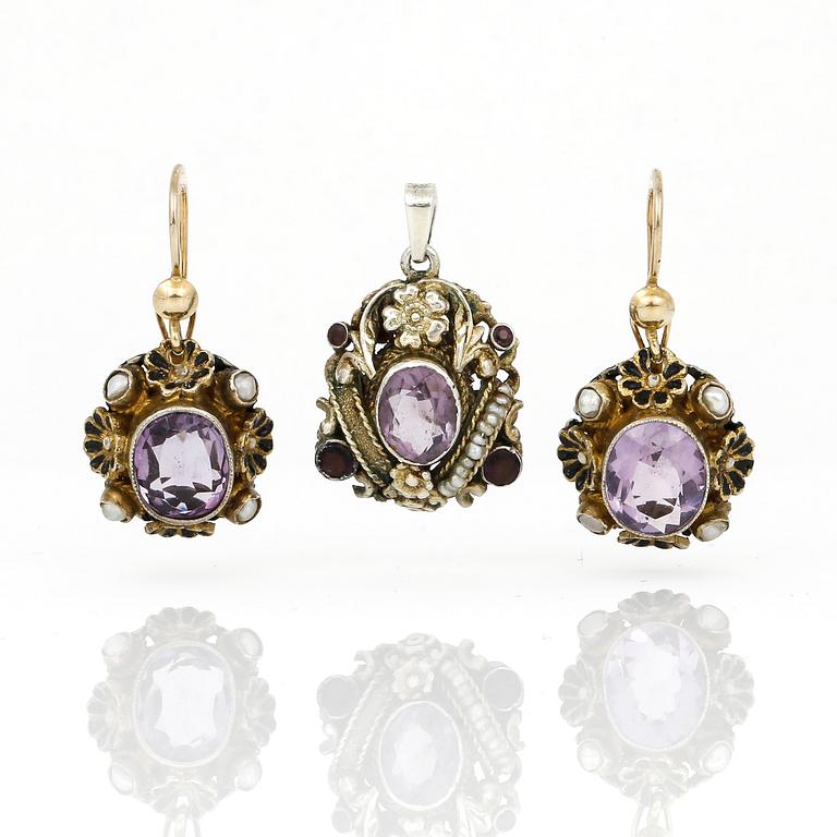 ARMBAND, HÄNGE samt ÖRHÄNGEN, ett par, förgyllt 830 silver med fasettslipade ametister och sötvattenpärlor. Vikt ca 46g.