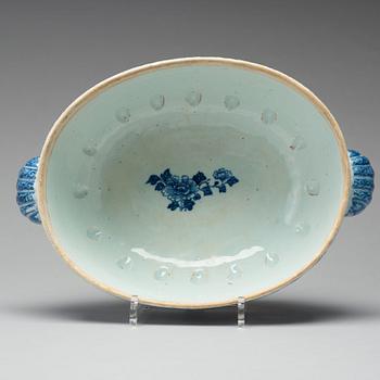 A blue and white tureen with cover, Qing dynasty, Qianlong (1736-95).