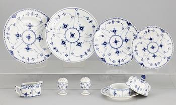 MATSERVIS, 57 delar, porslin, "Musselmalet", blond och helblond, Royal Copenhagen.