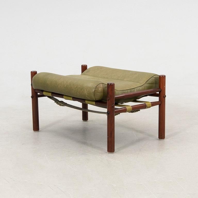 Arne Norell, fåtöljer ett par samt en fotpall "Inca", Norell Möbel AB 1900-talets andra hälft.