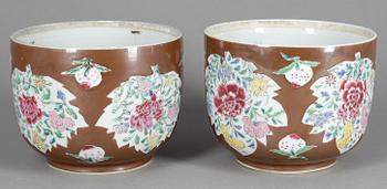 YTTERFODERR, två stycken, kompaniporslin, Qianlong 1736-95.