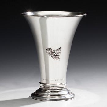 BÄGARE, sterling silver, svenska importstämplar 2004. Vikt 302 g.