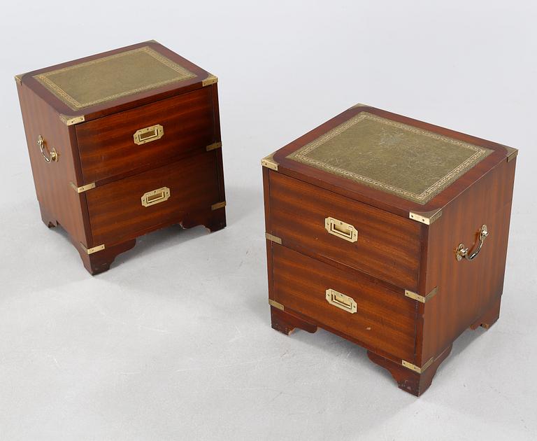 A pair of english style bedside tables, second half of the 20th century.