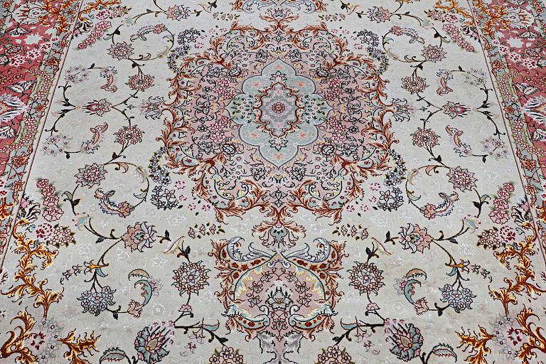 A carpet, Tabriz par silk, 60 Raj, ca 294 x 197 cm.