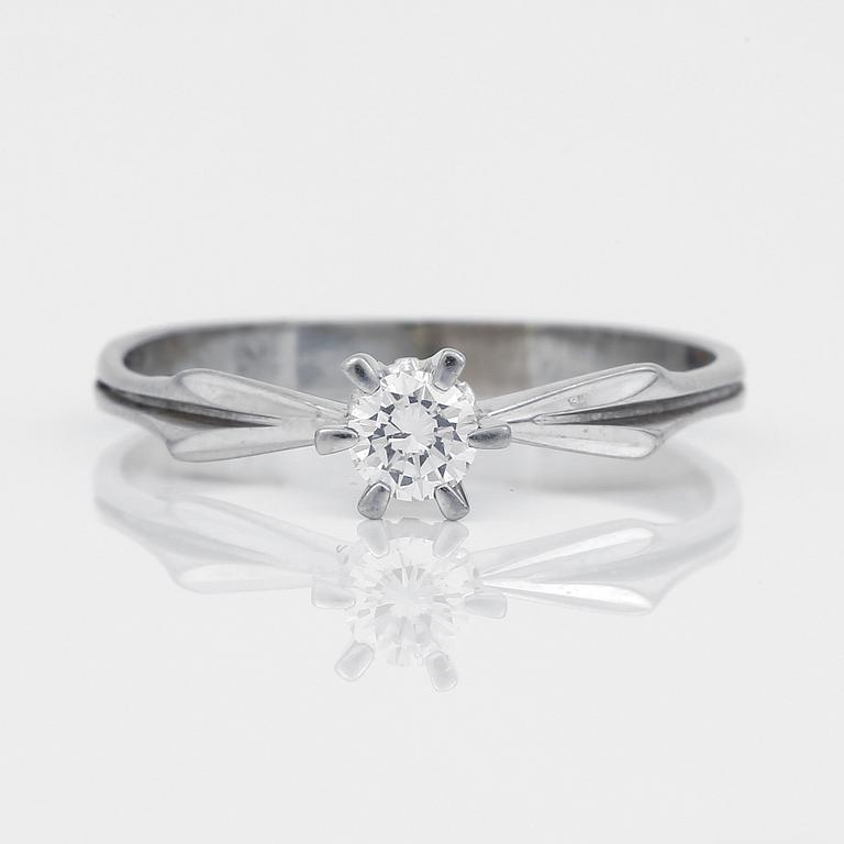 RING, enstenring, 18K vitguld med briljantslipad diamant ca 0,21 ct. Vikt 2,26 g.