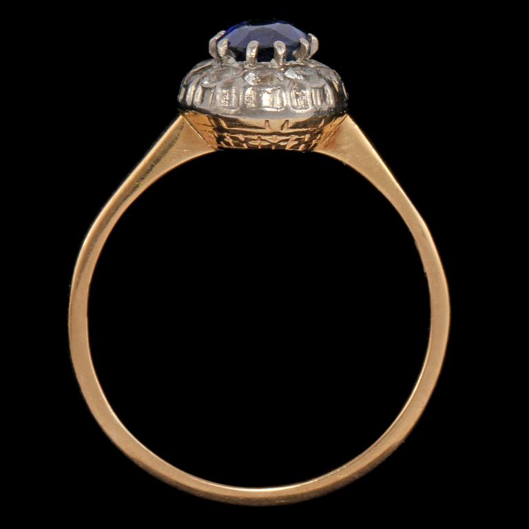 RING, 18k guld och vitguld med fasettslipad blå safir samt 10 äldre briljantslipde diamanater. Vikt 3 g.