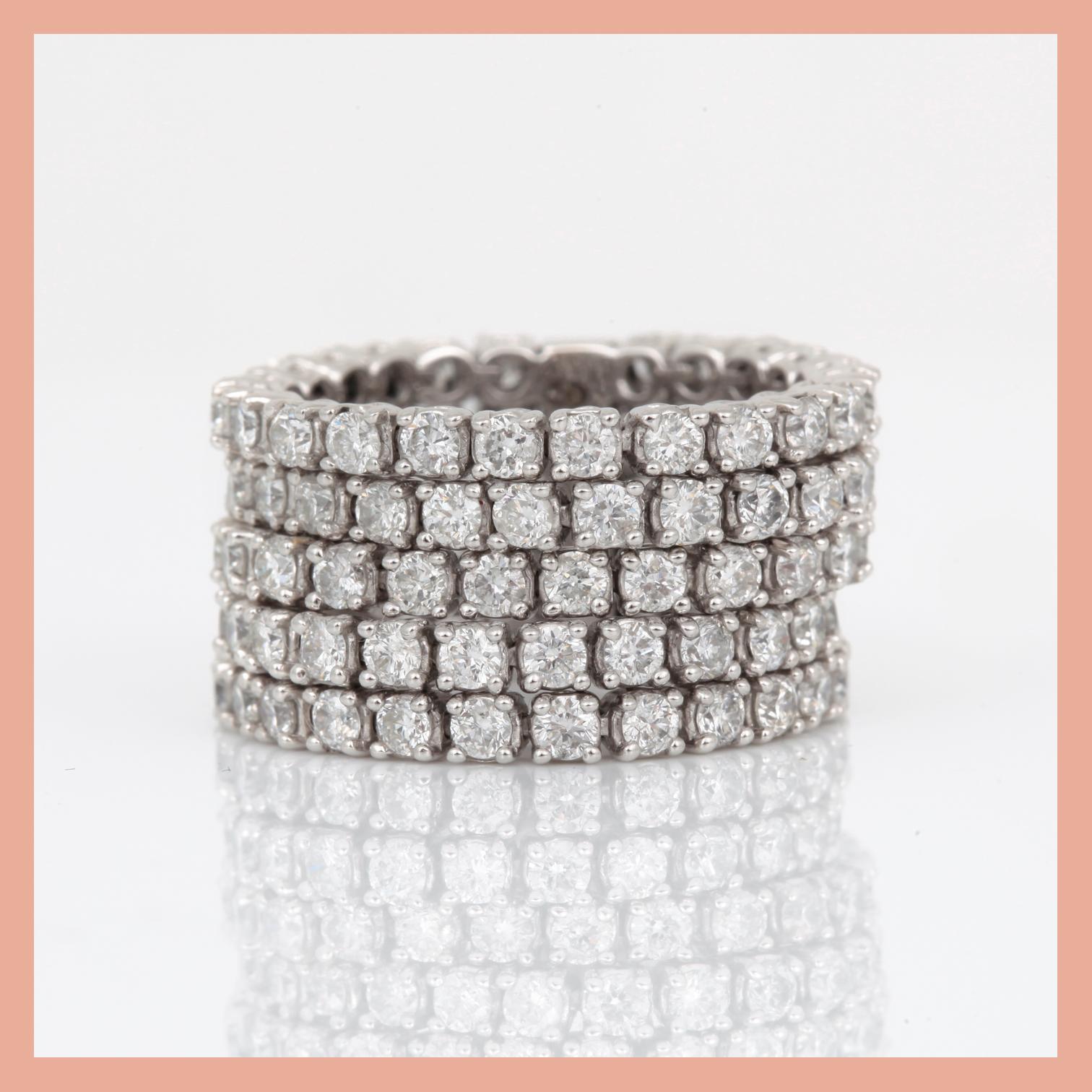 RING, 18K vitguld med briljantslipade diamanter, tot ca 4,00 ct. Total vikt ca 13,22 g.