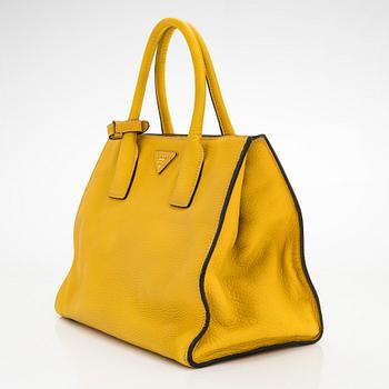 Prada, a 'Vitello Daino Tote' bag.