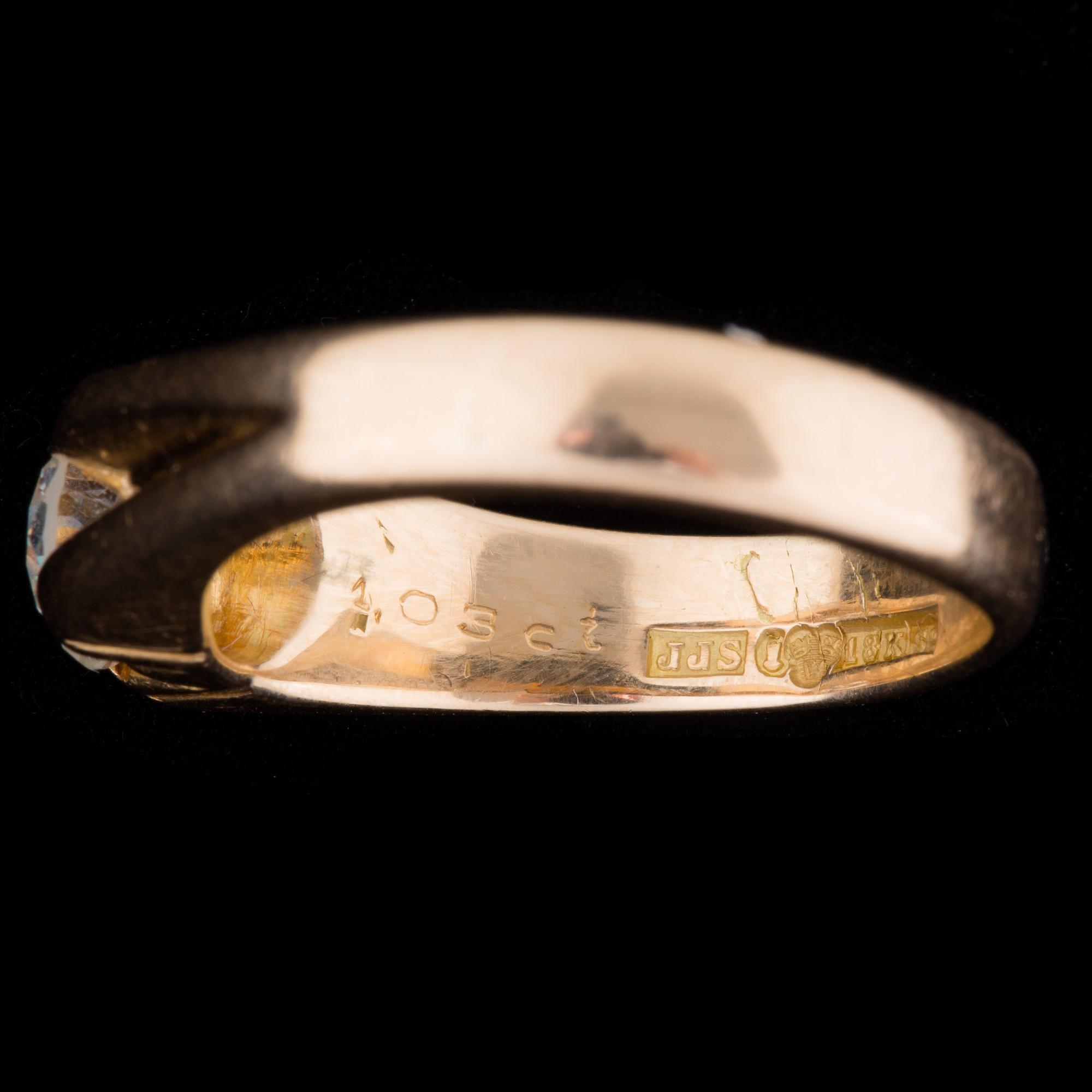 RING, 18 k guld med briljantslipad diamant 1,03 ct, J. Smidts, Stockholm, 1968.  Vikt ca 10 g.