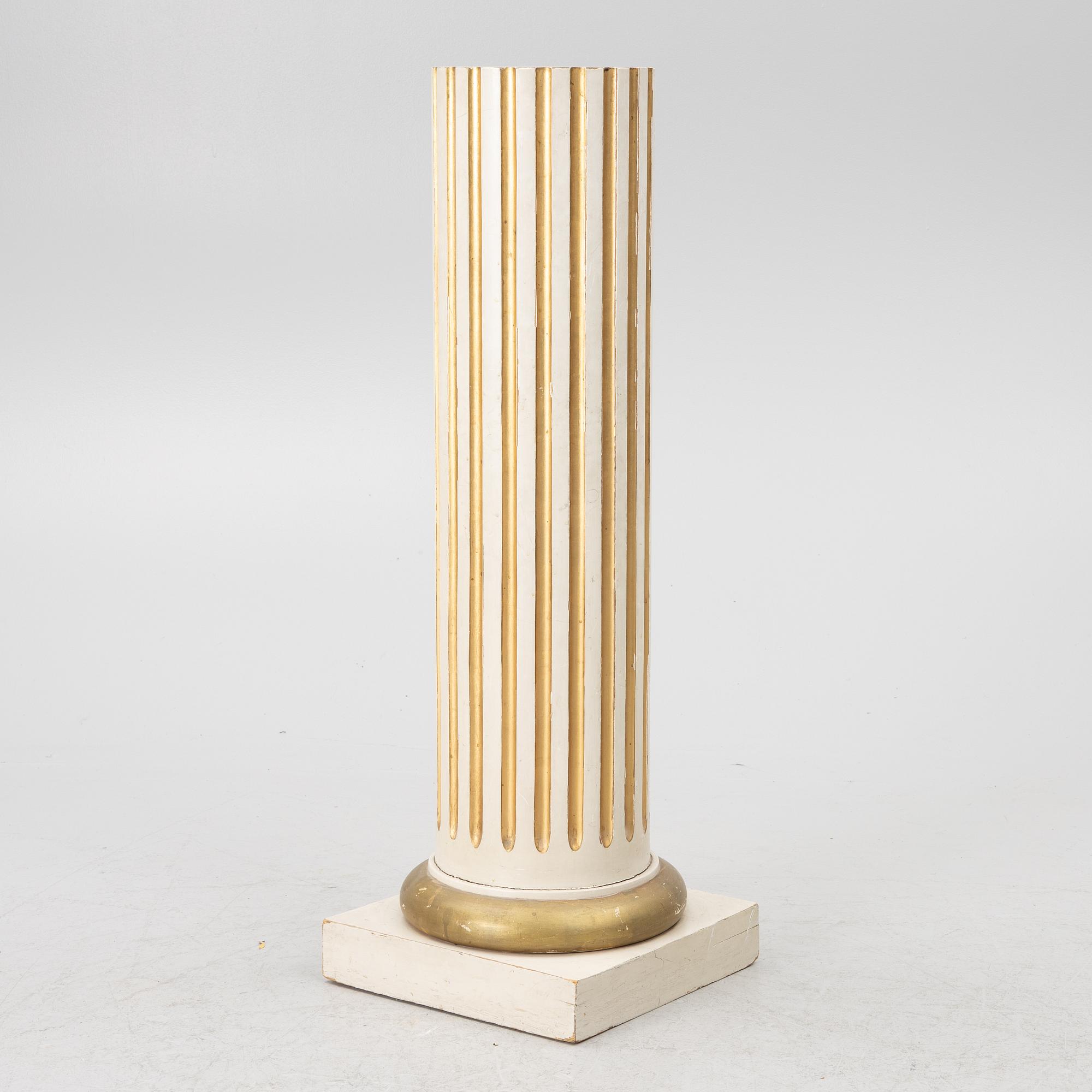 A pedestal, early 20th Century.