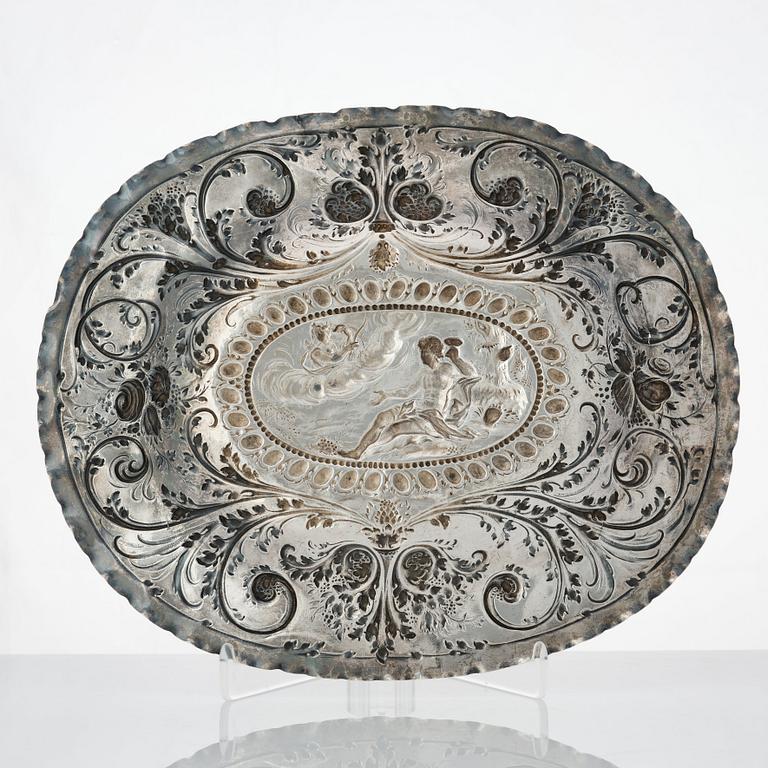 A Baltic early 18th century silver dish, mark of Christoffer I. Mansfeld, Reval (1682-1710).