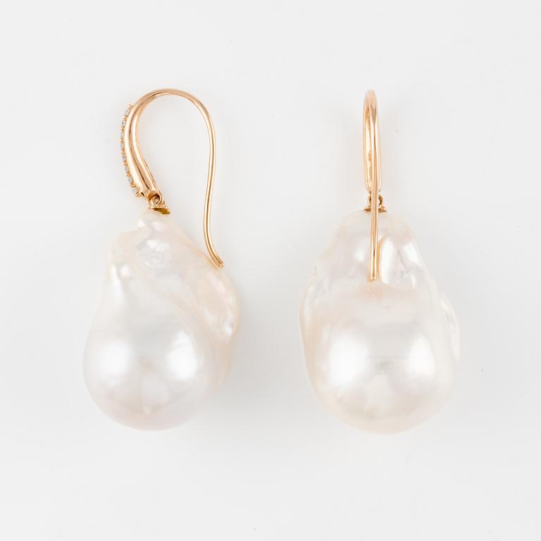 Earrings, 18K gold with cultured pearls and brilliant-cut diamonds.