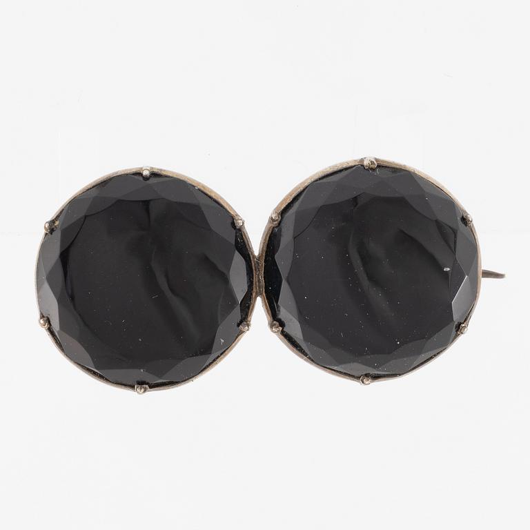 Brooch silver with onyx.