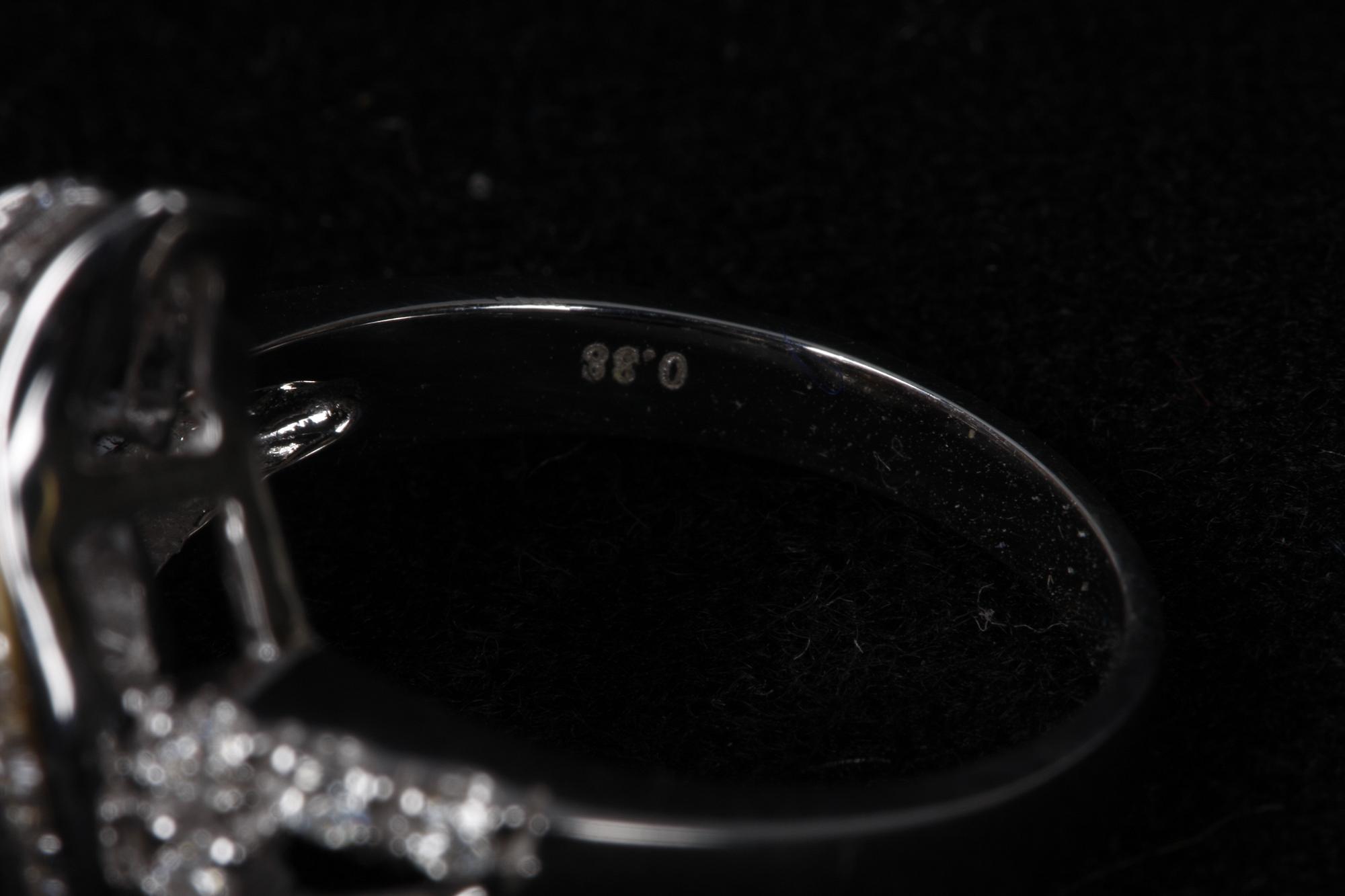 RING, 18k vitguld med briljanter, 0.38 ct enligt gravyr, och gul pärla. Tot 8 g.