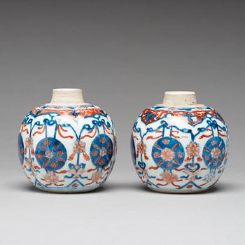 A pair of imari tea caddies, Qing dynasty, Kangxi (1662-1722).