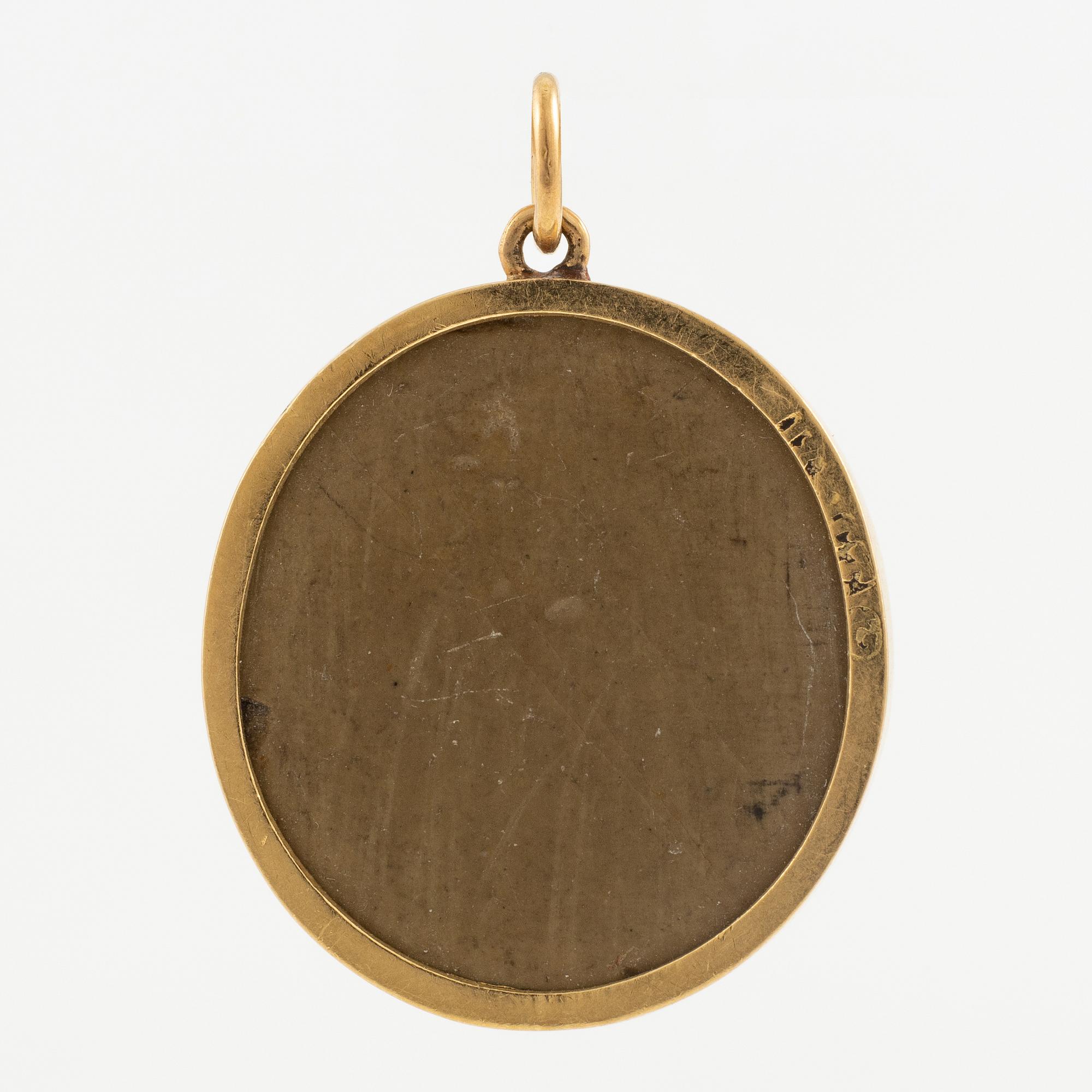 Pendant in 14K gold with a lava cameo.